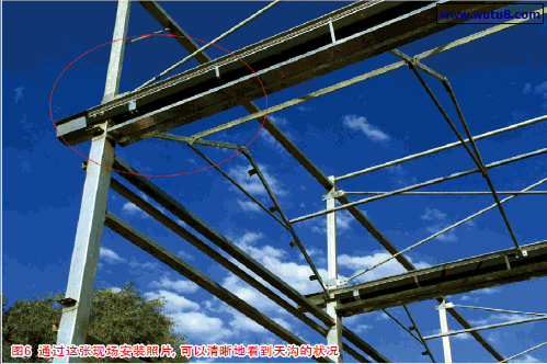 通过这张现场安装照片，可以清晰地看到天沟的状况